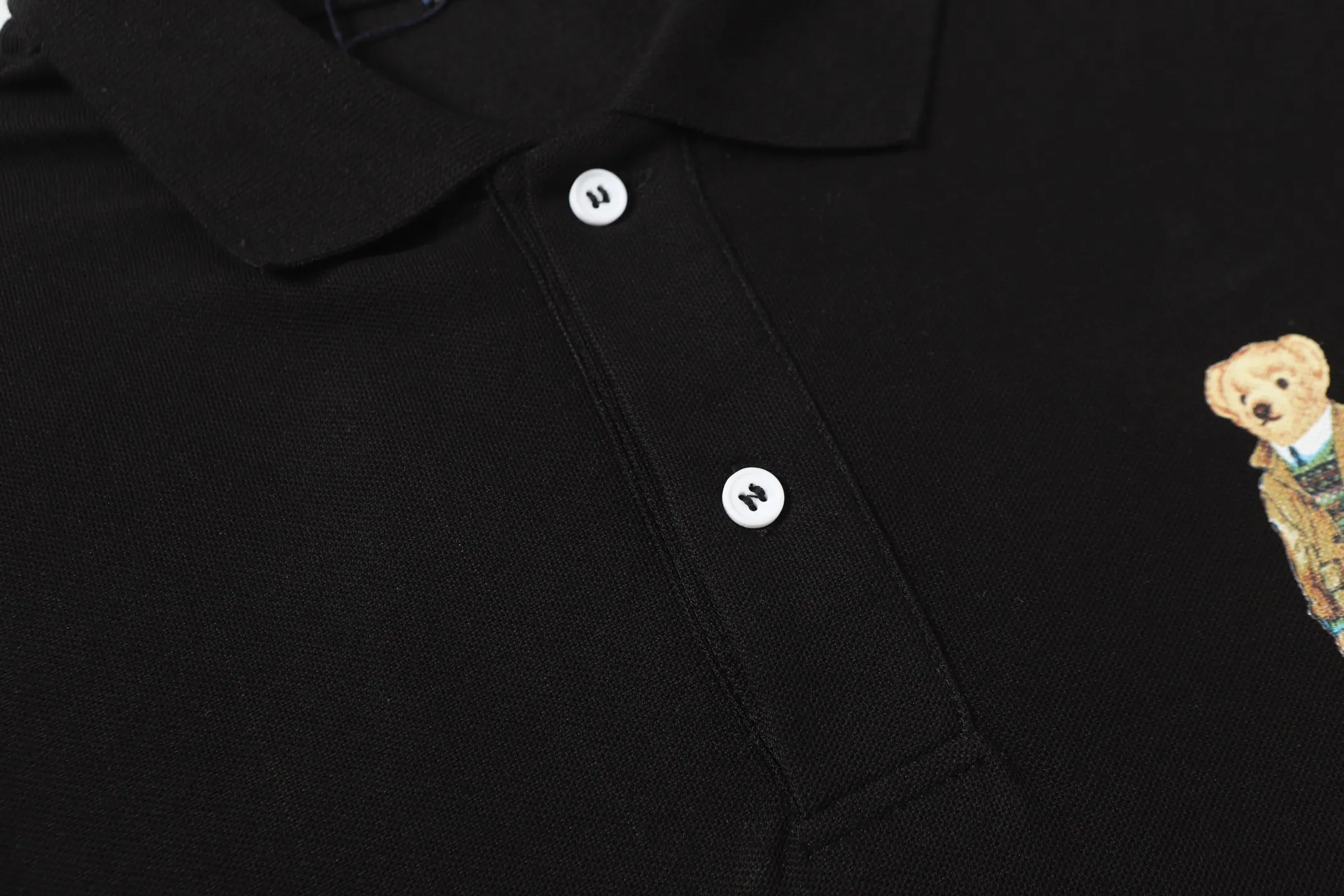 P156 Style number: A016 [Ralph Lauren classic bear print Polo shirt] ✅250 grams of fine cotton pique fabric, custom-woven and dyed threads ✅Original stickers Scan the QR code to enter the official website ✅Large version, loose and stylish, can wear up to 210 pounds Color: black, white, navy, blue, sky blue, dark gray, floral gray Size: S-XL